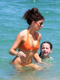 kate beckinsale in bikini arancione 14.jpg