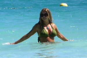 fergie in bikini 04.jpg