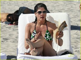 selma blair in bikini 12.jpg