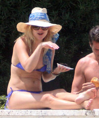 kate hudson in bikini 11.jpg