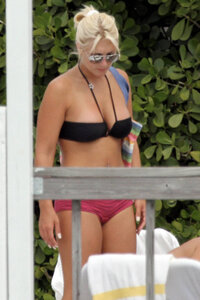 brooke hogan in bikini 04.jpg