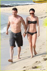 megan fox in beach 02.jpg