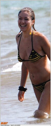 sarah felberbaum in bikini 02.jpg