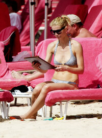 gwineth paltrow in bikini 09.jpg