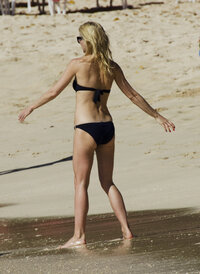 gwineth paltrow in bikini nero 02.jpg