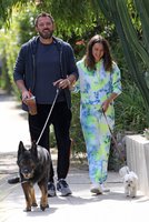 ana-de-armas-and-ben-affleck-out-with-their-dogs-in-venice-beach-05-27-2020-12.jpg