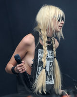 taylor momsen in concerto 03.jpg