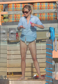 reese whiterspoon al mare 07.jpg