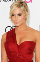 ashley tisdale in rosso 01.jpg
