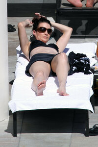 kristin davis in pool 04.jpg