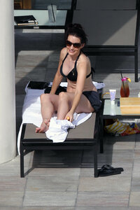 kristin davis in pool 15.jpg