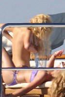 paris hilton in yacht 07.jpg