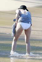 milla jovovich in bikini 14.jpg