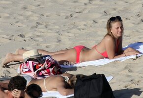 julianne hough in bikini rosso 03.jpg