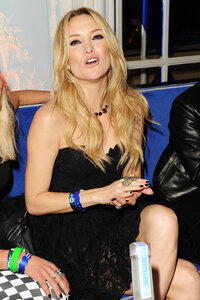 kate hudson alla festa 03.jpg