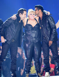 rebel wilson al mtv movie awards 05.jpg