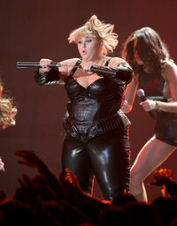 rebel wilson al mtv movie awards 06.jpg