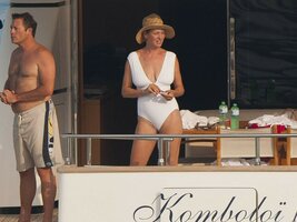 uma thurman in yacht 02.jpg