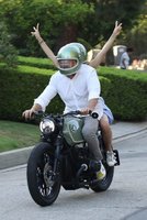 ana-de-armas-and-ben-affleck-out-riding-motorcyle-in-los-angeles-08-16-2020-12_thumbnail.jpg