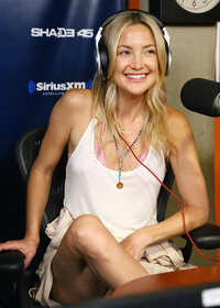 kate hudson in radio 04.jpg