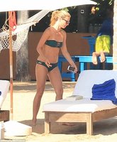 gwyneth paltrow in bikini 03.jpg