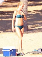 gwyneth paltrow in bikini 04.jpg