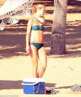 gwyneth paltrow in bikini 09.jpg