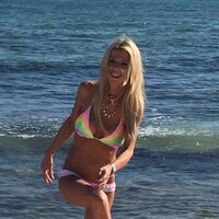 tara reid in bikini 06.jpg
