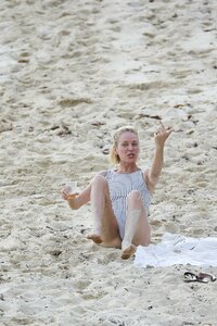 uma thurman al mare 03.jpg