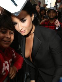 demi lovato al gala 23.jpg