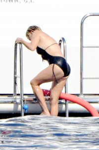 reese witherspoon in yacht 15.jpg