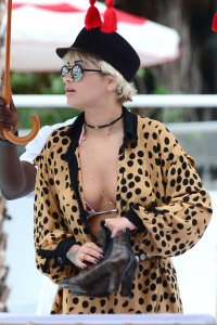 rita ora al mare 02.jpg