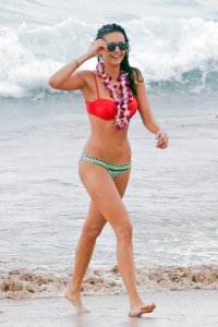 nina dobrev con jessica szohr in bikini 16.jpg