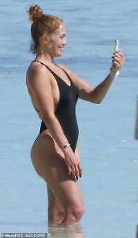 Jennifer_Lopez_Black_Swimsuit_14.jpg