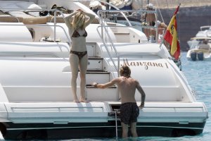 ellie goulding in yacht 07.jpg