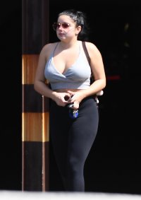 ariel winter in street 06.jpg