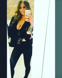 sarah altobello in selfie 01.jpg