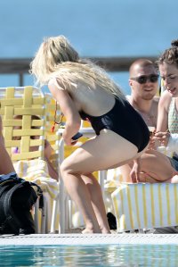 ellie goulding in piscina 11.jpg