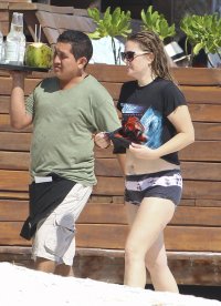 drew barrymore in beach 33.jpg