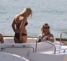 ellie goulding in bikini rosso 14.jpg