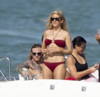 ellie goulding in bikini rosso 28.jpg