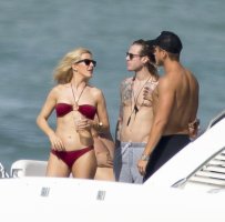 ellie goulding in bikini rosso 32.jpg