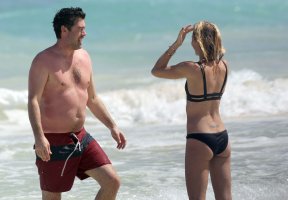 laura vandervoort in bikini 28.jpg