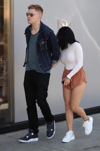 ariel winter in street 05.jpg
