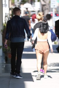 ariel winter in street 08.jpg