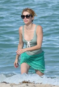 emma roberts in beach 01.jpg