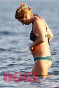 laura freddi in bikini 05.jpg
