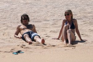 gwyneth paltrow in bikini 04.jpg