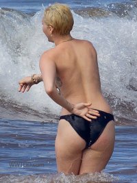 Miley-Cyrus-Topless-on-the-Beach-in-Hawaii-03-760x1013.jpg