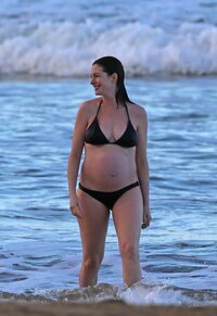 Anne-Hathaway-Pregnant-Bikini-Pictures-January-2016.jpg